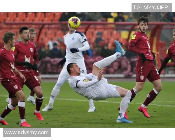 苏维埃之翼与奥伦堡加索维克的激烈对决展现足球魅力与团队精神